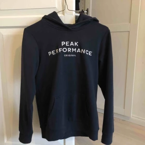  - Mörkblå peak performance hoodie, nyskick. Orginalpris 899 kr. Frakt pris kan diskuteras.