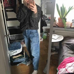  - Skitballa jeans! Köpta i spanien. Stora på mig, men funkar om man gillar lite större byxor. Bra längd på mig som är 163 cm lång! Vid intresse så kan vi mötas i Sthlm eller så står du för frakten!