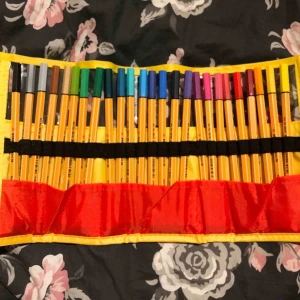  - “Stabilo Point 88 Fineliner Rollerset 25 set” 25-pack med Stabilo Point 88 Fineliners i ett praktiskt pennfodral som kan rullas ihop. Pennorna är vattenbaserade och blöder inte igenom pappret. Nypris 299kr