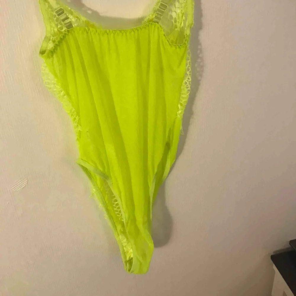 Fashionnova body neon grön med sexig string där bak i fin spets storlek s helt ny drog av lapparna för snabbt . Toppar.