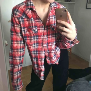  - Vill se intresset hos denna balla flanellskjorta från Levis!! Skriv och buda vid intresse i chatten. Frakt ligger på köparen! Möts annars upp i Stockholm 
