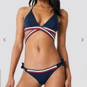  - Oanvänd bikini från tommy hillfiger, endast toppen är provad. Nypris: 1100