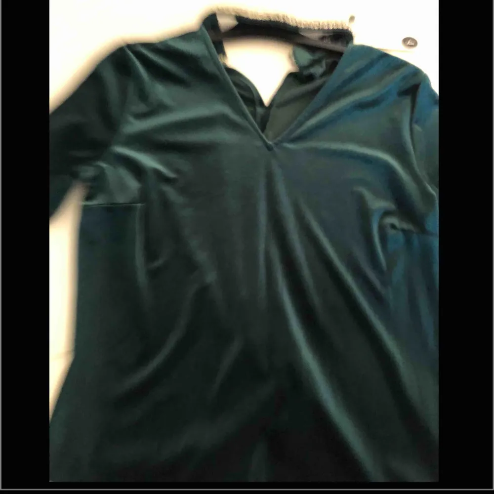 Sammets tröja , med fint paljetter detaljer på krage . Helt ny prislapp på . . Tröjor & Koftor.