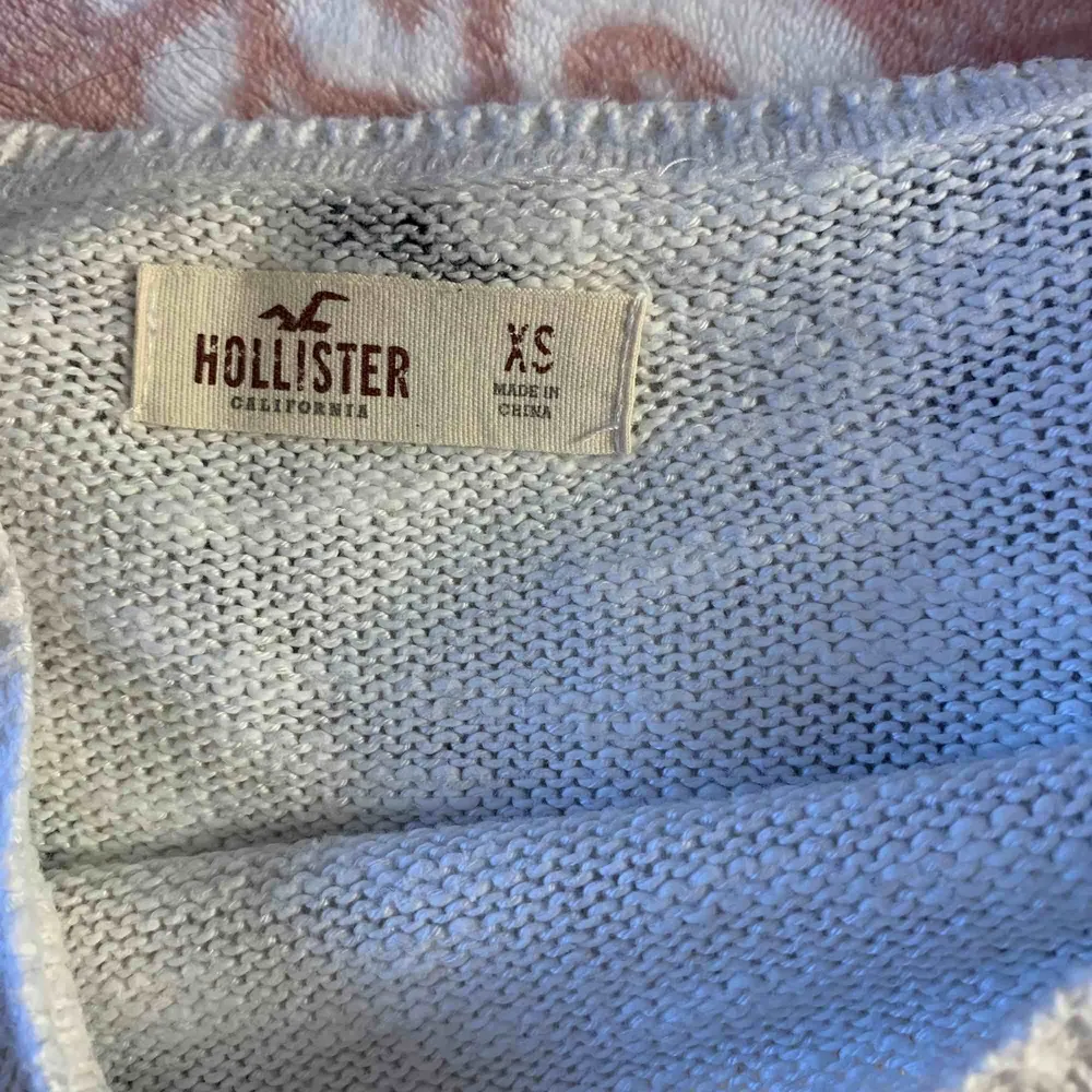 Super fin oanvänd hollister tröja  Storlek xs men skulle säga att den är lite oversize  . Hoodies.