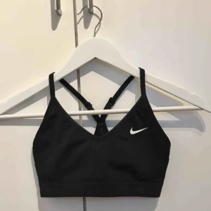  - Svart nike sport top med smala band som går att justera. Liten i storlek, skulle säga XXS eller XS men jätte fin och bekväm!