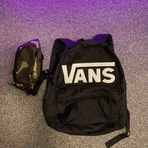  - En vans ryggsäck och en magväska från lager 157, andvänder aldrig någon utav dom så vill hälst bara bli av med dom. 150kr för båda två om du bara vill köpa en utav dom så skriv så kan vi diskutera det vid köp