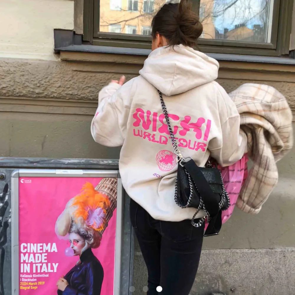 INTRESSEKOLL på min hoodie. Nicki Minaj merch, köpt på konsert för 800kr! Har en liten fläck vid ärmen, men märks knappt! Köp direkt för 400kr . Hoodies.