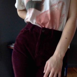  - Mom fit i Manchester, köpta på urban outfitters. Skönaste byxorna någonsin så mjuka och härligt material