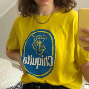  - Tröja med chiquita märket. Köpt second hand i göteborg i sommras. Kan mötas upp i uppsala eller stockholm men annars står köparen för frakt💛