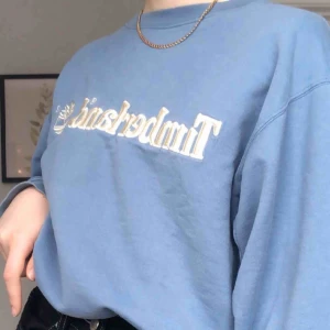 timberland sweatshirt - Sweatshirt från timberland, storlek S men passar XS-M beroende på hur man vill att den sitter. Kan mötas upp i uppsala eller stockholm men annars står köparen för frakt💕