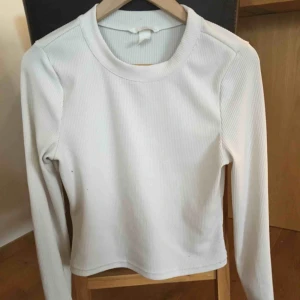  - Vit långärmad magtröja. Frakt tillkommer 