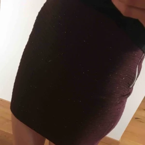  - Midjekjol röd med glitter. Aldrig använd. Frakt ingår