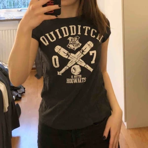  - Fin T-shirt med Harry Potter-tryck. Köparen står för frakten. 