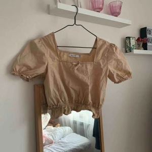  - Gullig topp från Nakd, lite liten i strl så passar nog 34 också. Används litegrann i somras men dem har mestadels legat i garderoben. Den behöver kärlek!! Köparen står för frakt💘