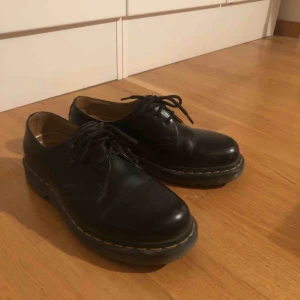  - Säljer mina dr martens 1461 då jag inte längre använder dom. Skorna är i väldigt bra skick, använda nån månad förra året. Dom har inga sprickor eller märken förutom de som syns på de två sista bilderna. Priset kan absolut diskuteras
