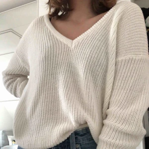  - Superfin stickad tröja från NA-KD! Använd 3-4 gånger och är i jättebra skick! Nypris 299 kr. Storleken är XS, men den är mer som en S skulle jag säga! Säljs pga att den är för stor för mig😢