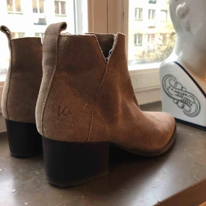  - Boots från K Cobler. Frakt tillkommer på 80kr