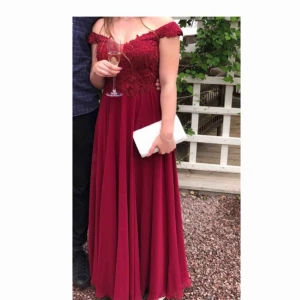  - Balklänning endast använd vid ett tillfälle, mycket bra skick. Jag är 156 cm lång och passar därför en kortare person. Snörning i ryggen. Kan skicka fler bilder utan problem vid intresse! 