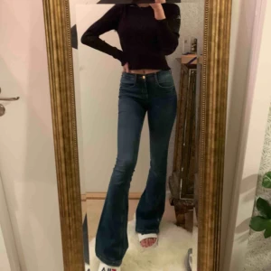  - Jeans blå bootcut, oanvänd. Frakt tillkommer. Ljusare i verkligheten.