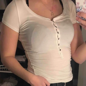  - Säljer Hollister T-shirt st XS  Väl använd och säljer för 30kr  Köpare står för frakten!:)