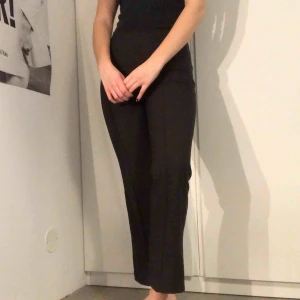  - Flared byxor från Gina Tricot 🖤 I skönt stretchigt material! 