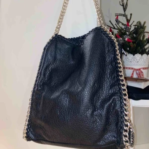  - Väska från scorett i fake skinn. Säljer då den inte kommer till användning. Praktisk väska som är stor och har fack på både insida och utsida. Frakt ca 60