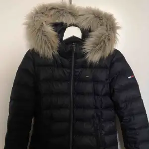 Varm vinterjacka från Tommy Hilfiger. Sparsamt använd, säljer pga att den inte är min stil längre! Kom med bud🥰 frakt tillkommer Nypris var 2000kr