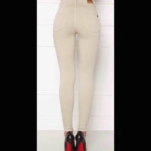  - Köpt pris: 349kr. Färg: kahki (S) eller grön (XS) Material: 98% bomull, 2% elastan. Modellens längd och storlek: 175cm | small. Det är supersmala highwaist jeans-leggings i mycket stretchig kvalité. Jeansen har fake-fickor fram och riktiga fickor bak. 