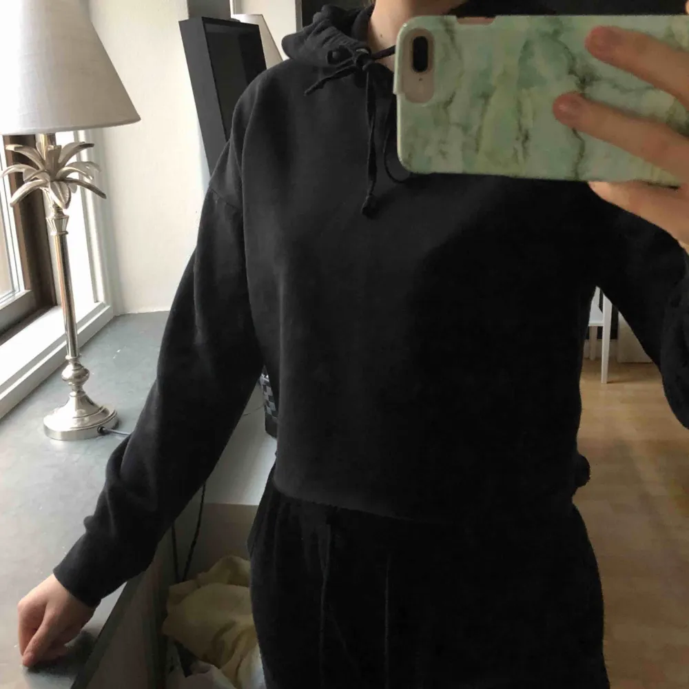 en svart croppad hoodie från lager 157 i storlek XS/S, säljes för 120kr inkl frakt:). Hoodies.