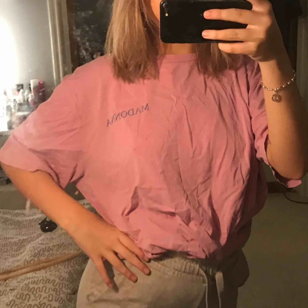 Stor oversized t shirt från herravdelningen på h&m! Har nån pyyyytteliten fläck kokosolja, syns absolut inte om man inte vet om den! . T-shirts.