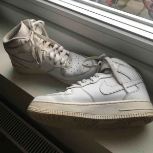  - Air force 1 mids, använda men i bra skick. Frakt på 63 kronor tillkommer 🖤