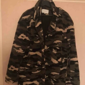 Militärgrön Teddy jacka - Säljer en camouflage teddy jacka! Använd endast ett fåtal gånger✨storlek 38