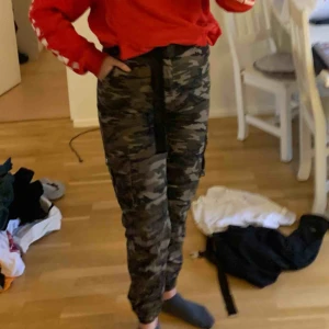  - Militär byxor från Madlady. Använt några få gånger. Frakt tillkommer