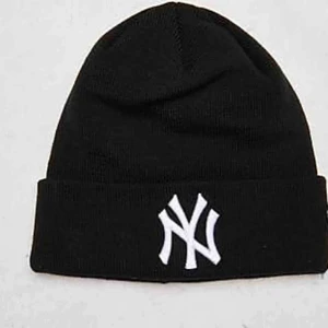  - Säljer denna mössa som är använd endast en gång då jag tyvärr ångrade köpet direkt för att jag inte tyckte den passade mig💕