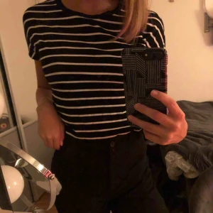  - Svart/vit randig kroppad t-shirt från Zara i storlek M! Använd fåtal gånger och är i bra skick! Köparen står för frakt💓