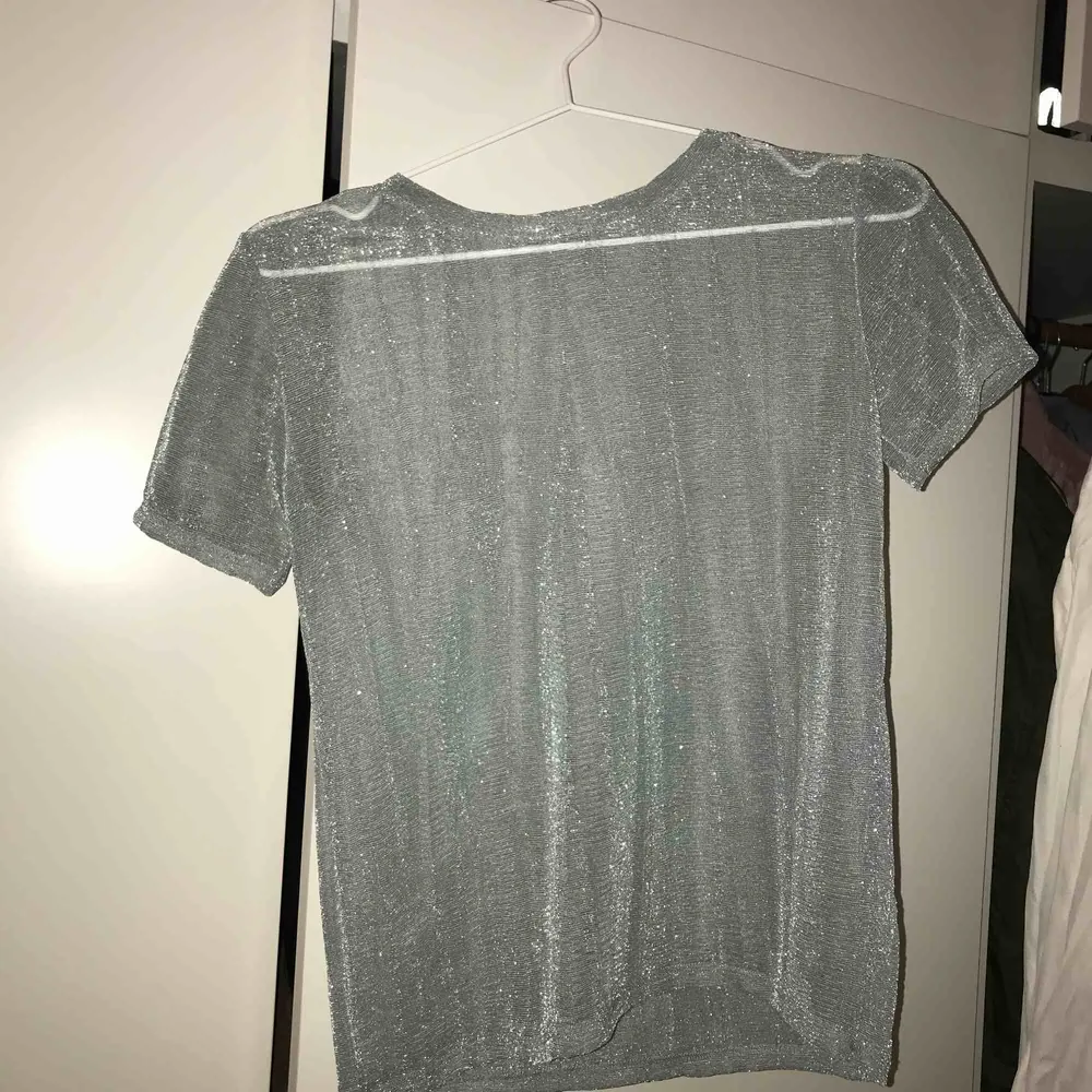 Säljer denna underbara mesh T-shirt från zara i en klar ljusblå glittrig färg. Använd en gång ungefär. Möts i stan!🧡🧡. Toppar.