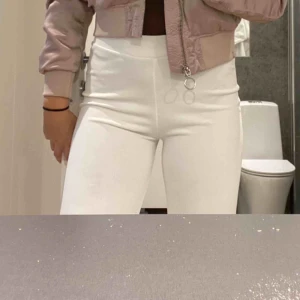  - Vit Kostymbyxa från Nelly, Jätte sköna i tyget och är stretchiga  Köparen står för frakten🥰