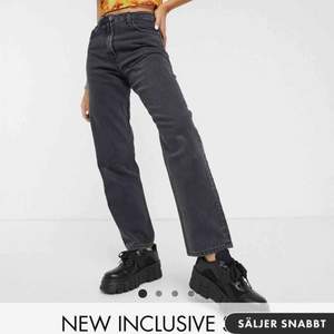 Grå/svarta jeans som är helt oanvända och fortfarande ligger i sitt plast säljer och priset kan variera. Lite lösa och trendiga.