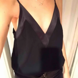  - Svart v-ringat linne från Stylein Storlek S 350 kr, osäker på material desvärre, fint skick-inget att anmärka på