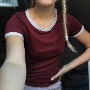  - Superfin vinröd T-shirt med vita detaljer. Köpt på hm. Passar både S och Xs.