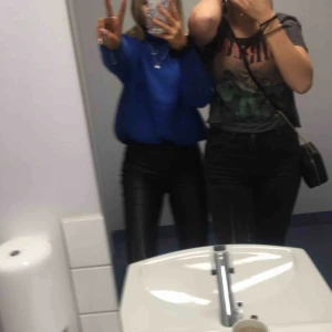  - super fin blå skön och mysig stickad tröja från Vero Moda  i storlek S. Säljs pågrund av att den inte kommer till användning längre. 