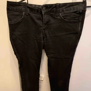  - Svarta jeans i sliten modell, low Walsh