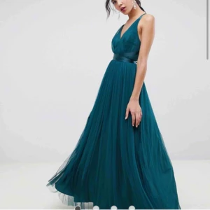  - Oanvänd balklänning från asos! slutsåld på hemsidan. storlek 34 (obs lång modell), köptes för 880kr förra året, bara provad!