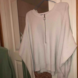  - Vit zip-tröja från Carin Wester. Ganska använd därav lite urtvättad vilket man kan känna av ytterst lite på materialet. Hör av er angående funderingar💖💖