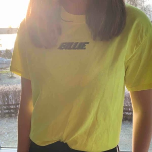  - Jag säljer min nästan oanvända Billie Eilish merch som jag köpte på hennes konsert i fryshuset. Den är i perfekt skick och har inga fläckar. Säljs då jag har bytt stil🥰 Kan mötas upp i Stockholm eller posta den (köparen betalar frakten) 