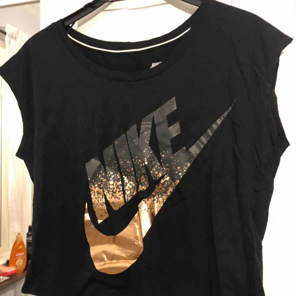 Nike T-shirt . Hoodies.