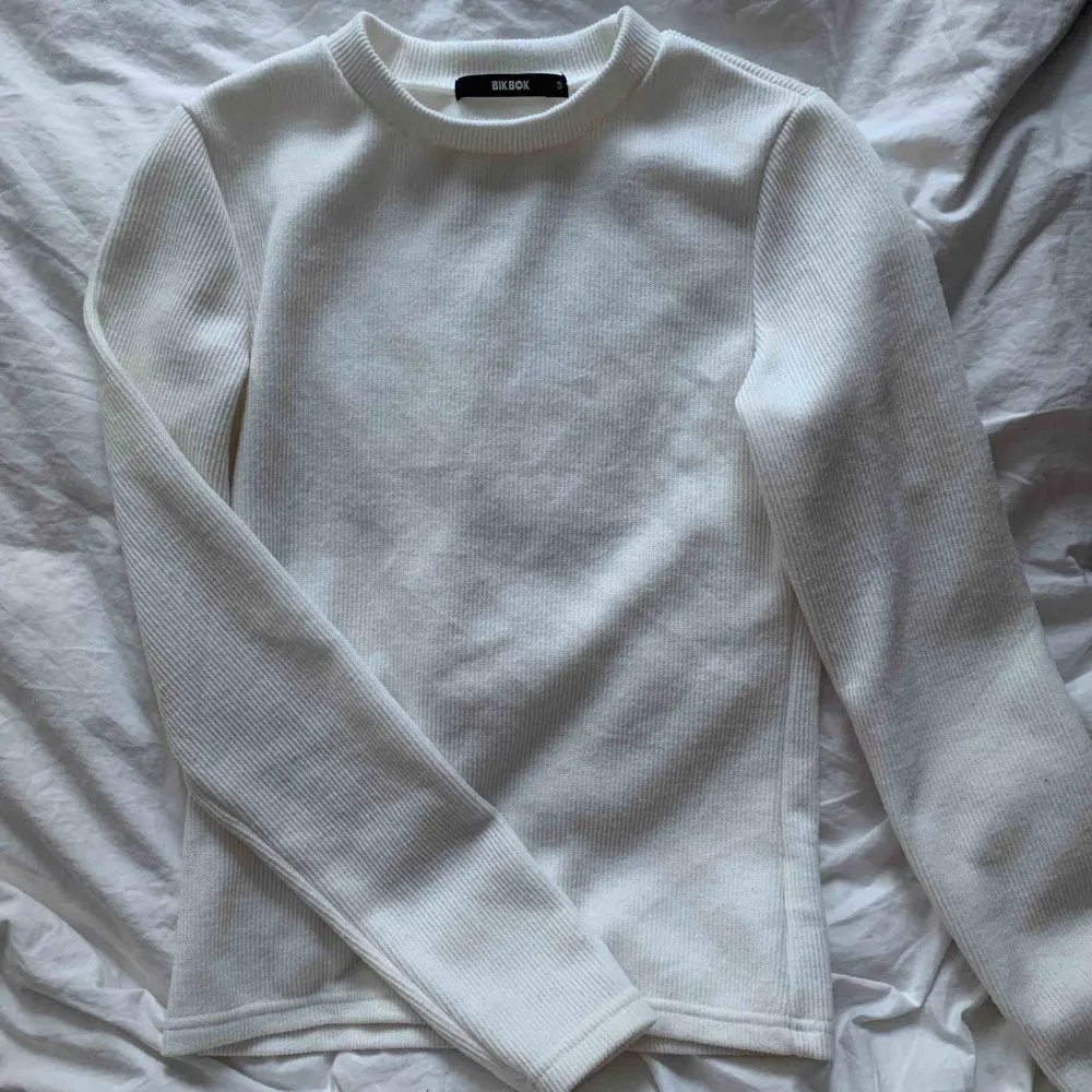 Creme vit tröja från Bikbok. Oanvänd.  Frakt ingår inte i priset, kan hämtas i Stockholm. . Tröjor & Koftor.