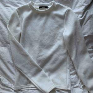 Creme vit tröja från Bikbok. Oanvänd.  Frakt ingår inte i priset, kan hämtas i Stockholm. 