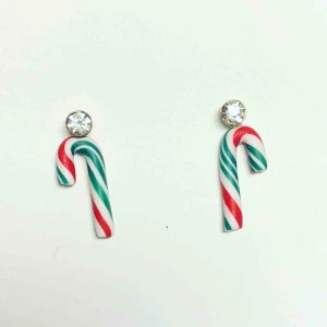  - Handgjorda charms i form av polkagrisar. Fungerar utmärkt att använda som örhängen, bff-halsband eller berlock. Obs: de guldiga örhängena i bilden ingår ej. Nickelfria. Jag bjuder på frakten🥰