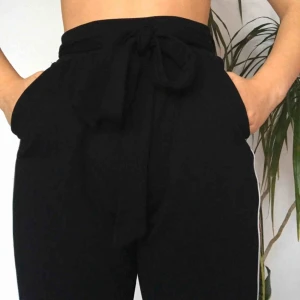  - Svinsnygga bekväma kostymbyxor med rand på höften. Kika gärna på mina andra plagg!! Dm för mer info 